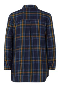 Camicia a quadri blu scuro con strisce verdi, gialle e arancioni. Presenta un colletto, maniche lunghe e una piega sul retro. Polsini con bottoni.
