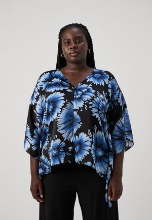 Blomsterbluse i gjennomsiktig svart stoff med store blå blomster. V-hals-design med brede ermer og asymmetrisk kant.