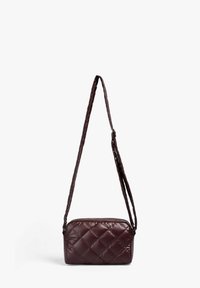Bolso cruzado acolchado en color burdeos, hecho de material brillante, con una sola correa trenzada y forma rectangular con cierre de cremallera.