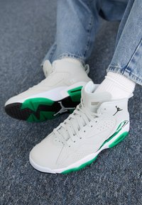 Unselected, pure platinum/black/lucky green/white