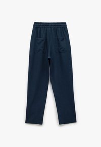 Donkerblauwe, lichtgewicht broek met een elastische tailleband, voorzien van twee grote achterzakken en een loose fit. Gladde textuur, recht gesneden pijpen.