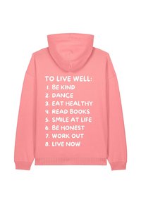 Felpa con cappuccio rosa con testo bianco che elenca suggerimenti per il benessere: "Sii gentile, balla, mangia sano, leggi libri, sorridi alla vita, sii onesto, fai esercizio, vivi ora."