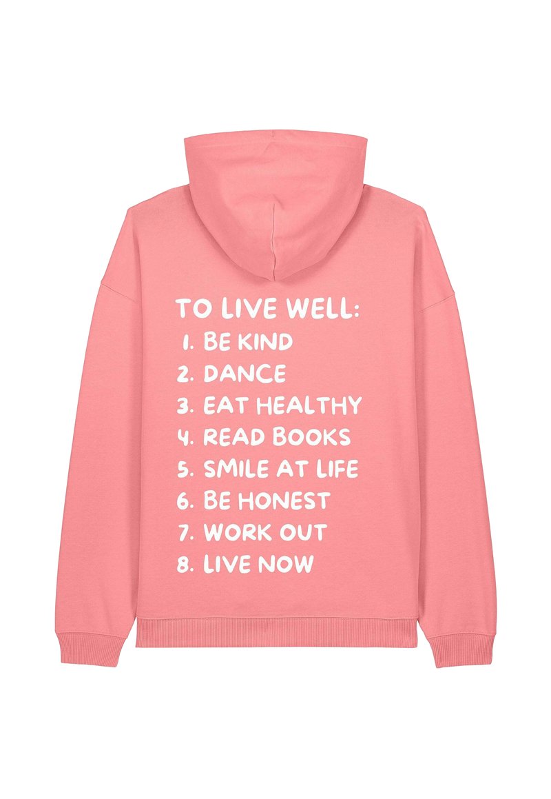 Felpa con cappuccio rosa con testo bianco che elenca suggerimenti per il benessere: "Sii gentile, balla, mangia sano, leggi libri, sorridi alla vita, sii onesto, fai esercizio, vivi ora."