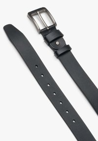 Černý kožený pásek s obdélníkovou stříbrnou sponou, která má pět perforací podél pásku a lesklý povrch.