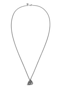 Silverfärgad kedjesmycke med en triangelhängande berlock som har en graverad design. Slät yta med en polerad finish. Karbinlås.