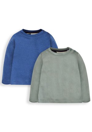 Zwei Langarmshirts: eines in Blau, das andere in Hellgrün. Beide haben einen weichen, strukturierten Stoff und gerippte Ausschnitte, wobei das grüne Shirt über Knöpfe verfügt.