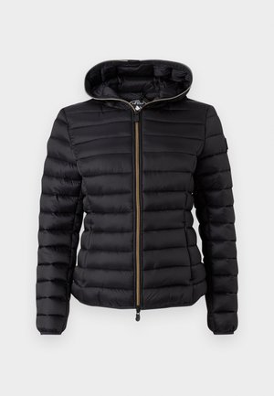 Casaco puffer preto com capuz, apresentando um fecho com zíper e padrão de costura horizontal. Os destaques incluem um zíper metálico e punhos elásticos.