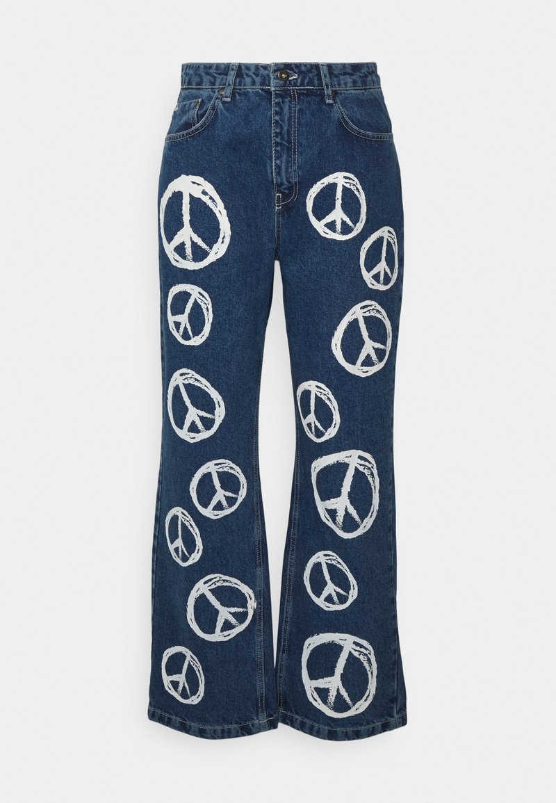 Calças de ganga de perna larga em azul escuro com padrões de símbolos de paz brancos espalhados. Apresentam uma cintura clássica e bolsos frontais.