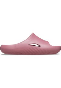 Pantofole Crocs rosa, realizzate in materiale liscio, con un design semplice, suola texturizzata e fori di ventilazione laterali per la traspirabilità.