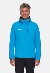 Blaue Softshell-Jacke mit einer Reißverschlusstasche auf der Brust, verstellbarem Hut und elastischen Bündchen. Glatte Textur und taillierte Passform.