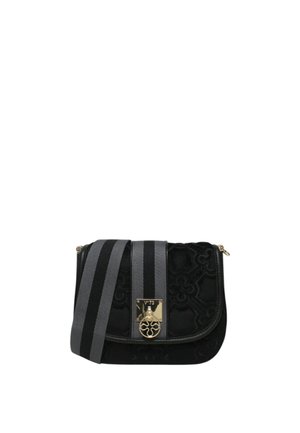 Borsa a tracolla nera in velluto con motivo floreale in rilievo, hardware dorato, chiusura magnetica e tracolla in tessuto a righe nera e grigia.