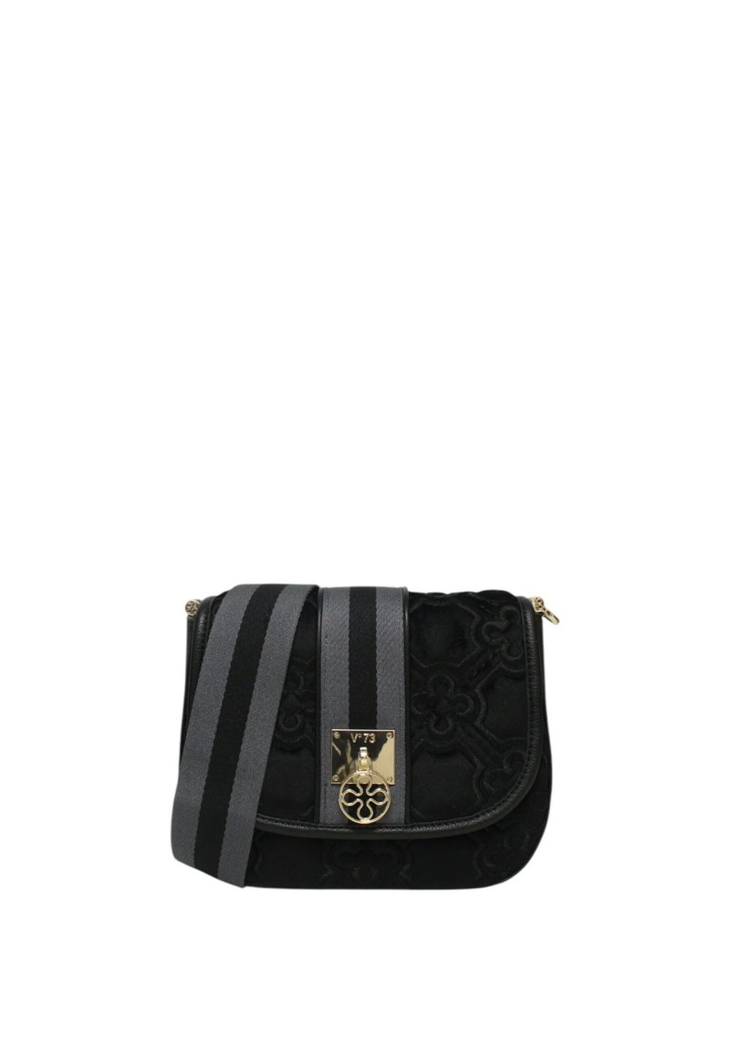 Borsa a tracolla nera in velluto con motivo floreale in rilievo, hardware dorato, chiusura magnetica e tracolla in tessuto a righe nera e grigia.