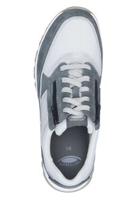 Grijze en witte sneaker van mesh en suede materialen. Voorzien van een ritssluiting, vetersluiting en een getextureerde zool. Ontworpen voor comfort.