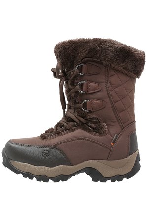 Botte d'hiver brune avec une tige en textile matelassé et un col en fausse fourrure. Comprend un capuchon en caoutchouc noir à l'avant et une semelle extérieure texturée marron pour plus d'adhérence.