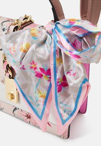 Handtasche mit Blumenmuster in Pink und Weiß, verziert mit einem Seidenschal, der am Griff gebunden ist, und metallischen Hardware-Akzenten.