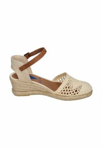 Sandalia de cuña de yute beige con diseño de ganchillo recortado, correa marrón en el tobillo, suela de yute trenzado y punta cerrada. Parte superior de tela texturizada.