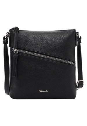 Sac noir à bandoulière texturé avec sangle ajustable, poche zippée diagonale en argent et petit logo de marque argenté sur le devant.