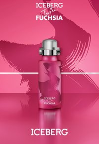 Fuchsia rosa parfymflaska med silverlock, penseldesign och "Iceberg Twice Fuchsia"-logotyp på en matchande färgbakgrund.