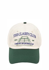 Căciulă de baseball cu coroană din material crem și vizieră verde închis; are brodate texte și un grafic al unui teren sportiv în violet și verde.