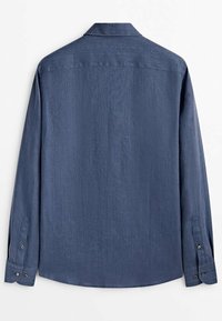 Camicia a maniche lunghe in tessuto blu scuro con una finitura testurizzata. Presenta un colletto e polsini con bottoni. La vista posteriore mostra un design semplice.