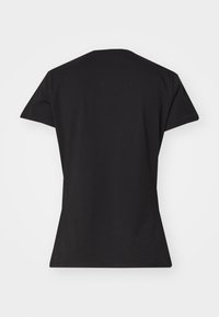 T-shirt nera a maniche corte con collo tondo, tessuto morbido, forma leggermente attillata e linee pulite, priva di motivi o dettagli visibili.