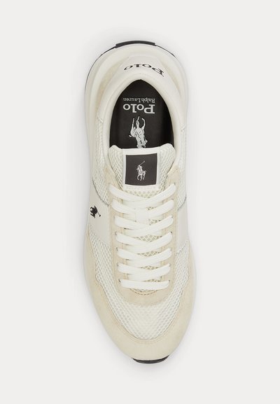 Λευκό sneaker Polo Ralph Lauren με λεπτομέρειες από δίχτυ και σουέντ, λευκά κορδόνια και μαύρο λογότυπο στη γλώσσα, στο πλάι και στην εσωτερική σόλα.