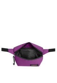 Borsa in tessuto viola con apertura con zip e interno nero. Presenta una piccola tasca interna, una tracolla regolabile e una patch con il logo.