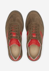 Sneaker in suede marrone con accenti in pelle rossa, dotate di chiusura con lacci e soletta imbottita. Suola in gomma testurizzata per una migliore aderenza.