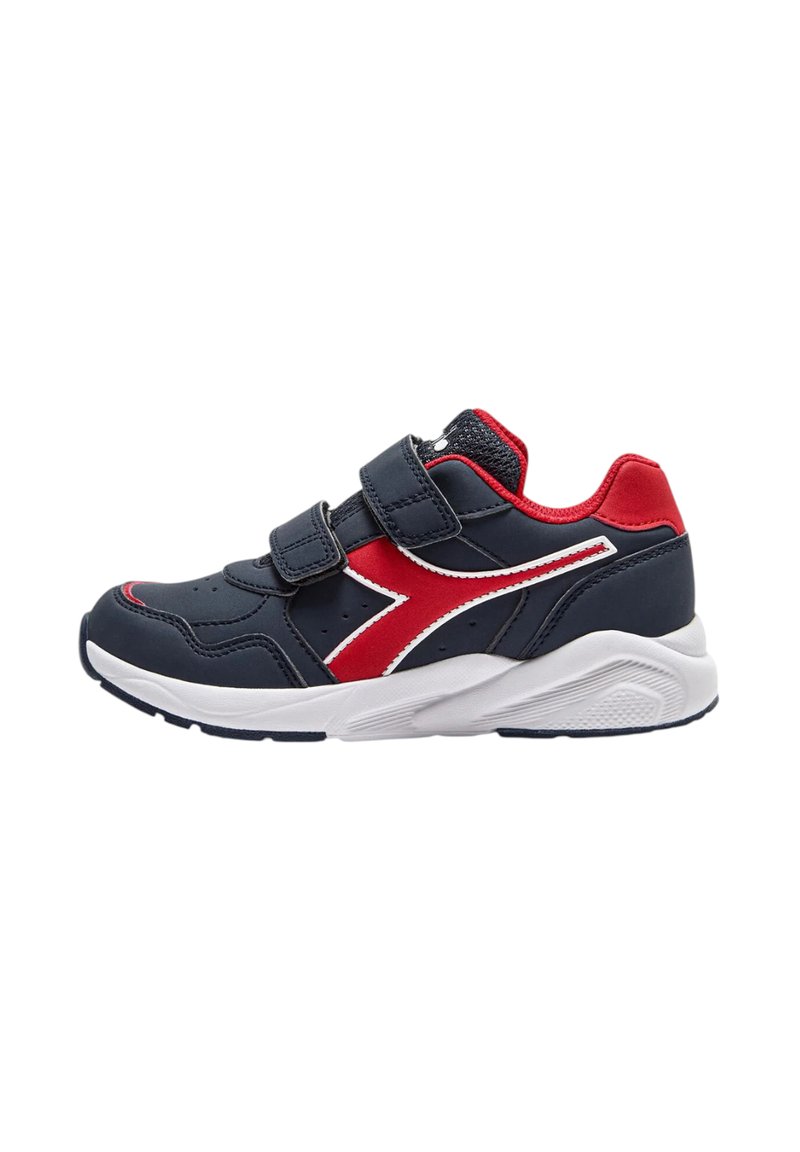 Scarpa atletica blu navy con accenti rossi, suola bianca e due cinghie in Velcro. Presenta lati testurizzati e perforazioni per la traspirabilità.