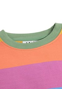 Felpa a maniche corte con collo rotondo che presenta righe orizzontali arancioni, rosa e verdi. Tessuto in cotone morbido con dettaglio del colletto a coste.