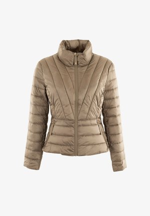 Jasnobrązowa kurtka puchowa z wysokim kołnierzem, pionowym pikowaniem, zapięciem na zamek z przodu oraz dwiema bocznymi kieszeniami z złotymi akcentami.