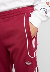 adidas Originals Träningsbyxor - red