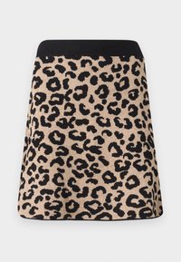 Jupe longueur genou avec fond beige et motif léopard noir, avec une ceinture élastique noire unie.