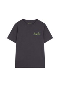 T-shirt grigio scuro a maniche corte con testo verde "The Scalpers" e logo teschio sul lato sinistro del petto.
