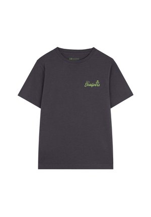 Camiseta de manga corta gris oscuro con el texto verde "The Scalpers" y el logo de una calavera en el lado izquierdo del pecho.