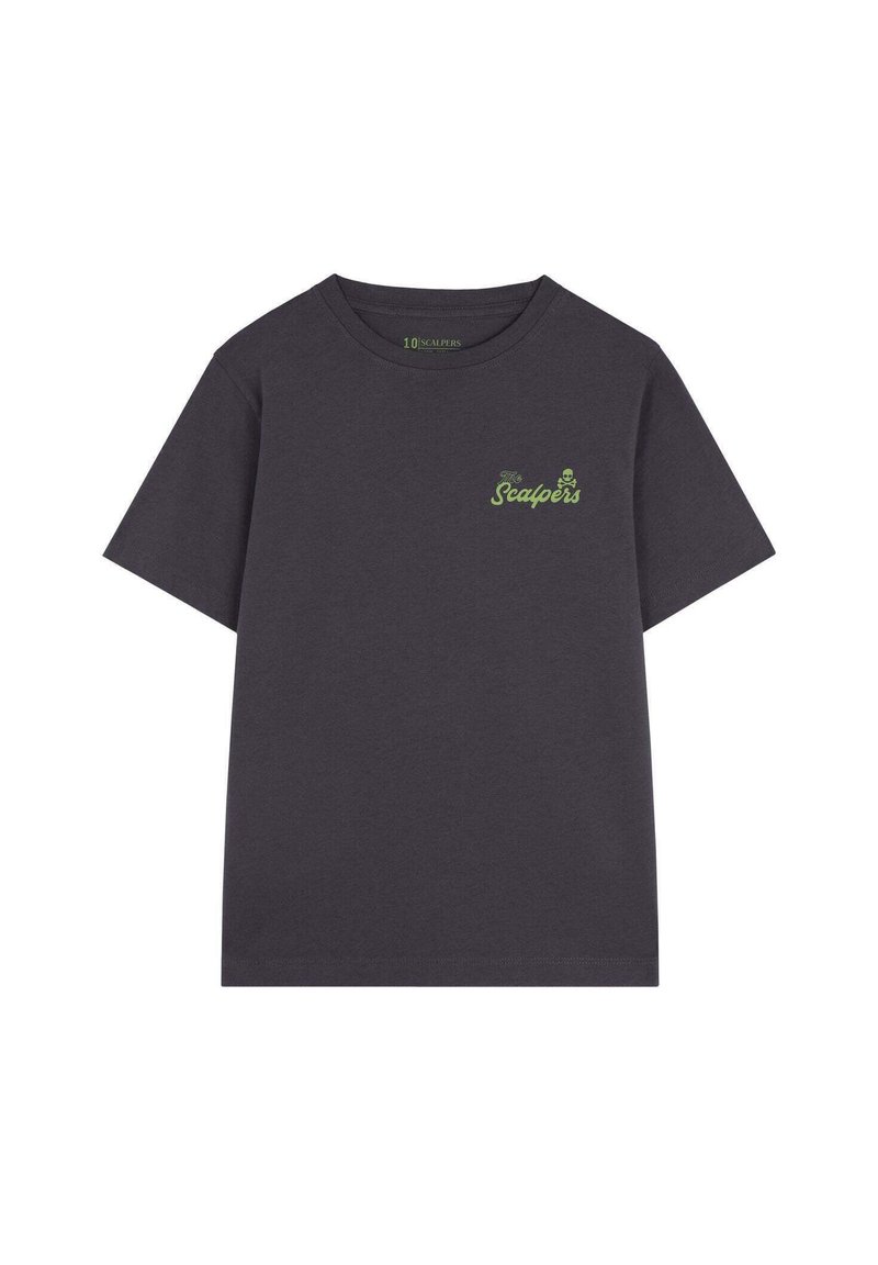 T-shirt grigio scuro a maniche corte con testo verde "The Scalpers" e logo teschio sul lato sinistro del petto.