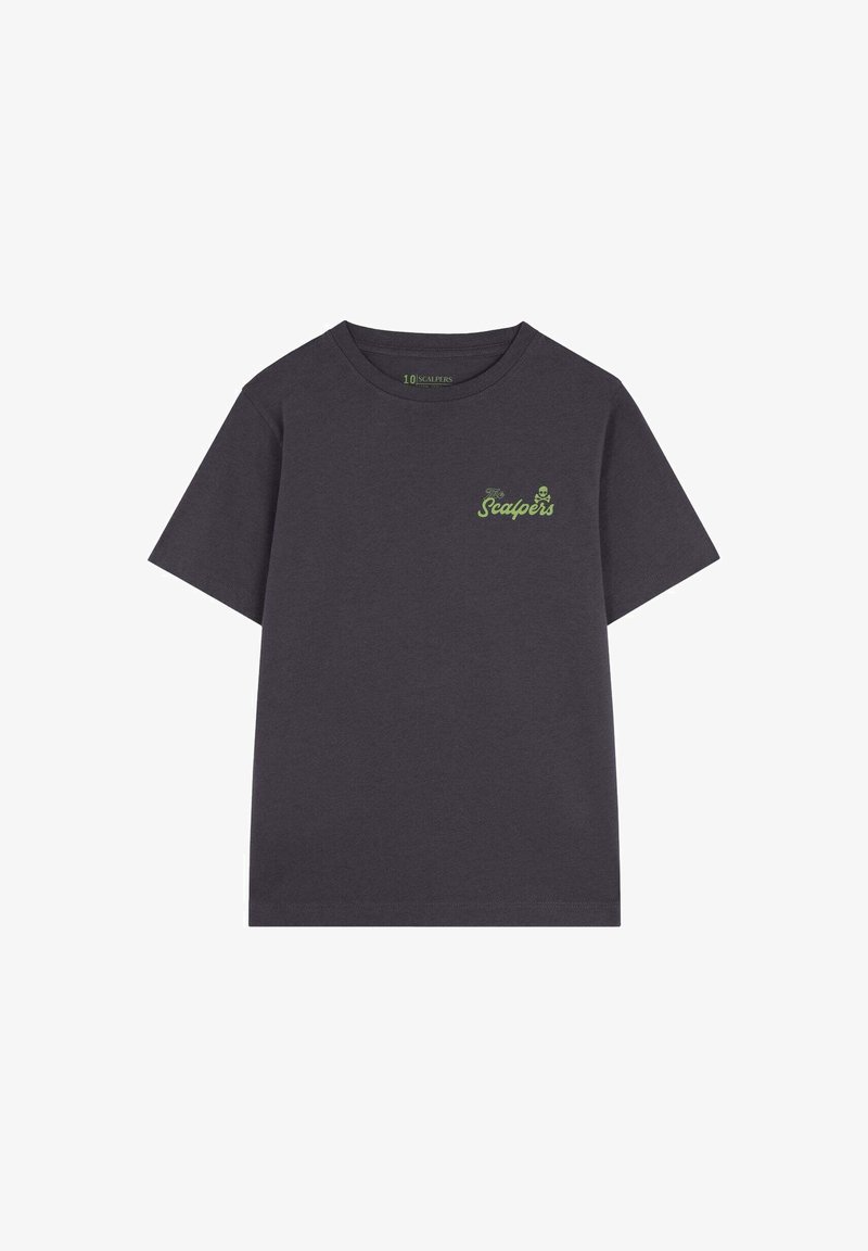 Mørkegrå kortærmet t-shirt med grøn tekst "The Scalpers" og kraniet logo på venstre bryst.