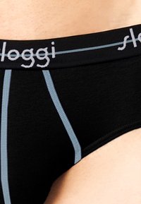 Schwarze Baumwollslips mit einem grauen elastischen Bund mit "sloggi"-Logo. Akzentuiert mit hellblauem Nähten entlang der Kontur.
