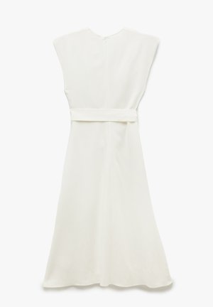 Robe midi blanche, tissu doux, design sans manches avec une large découpe d'épaule. Présente une taille cintrée avec une ceinture assortie et une fermeture éclair au dos.