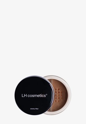 Losse poedermake-upcontainer met zwarte deksel met het label "LH cosmetics Infinity filter," gedeeltelijk open waardoor de beige poeder binnenin zichtbaar is.