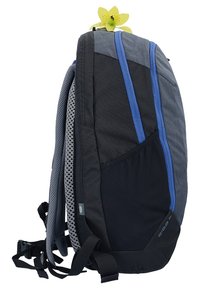 Zaino grigio e nero con accenti blu, dotato di pannelli laterali in rete, spallacci regolabili e un attacco decorativo a forma di fiore giallo.