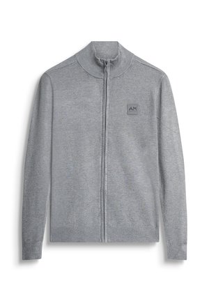 Grijze zip-up cardigan van gebreide stof. Heeft een hoge kraag, ribgebreide manchetten en zoom, met een klein logo op de borst.