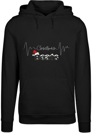 Svart hettegenser med hvit tekst som har en hjerterytmelinje og "Christmas Beats" i stiliserte bokstaver, fremhevet av en rød nisselue.