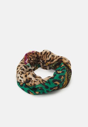 Écharpe infinity en tissu doux avec imprimés animaux mixtes en motifs léopard et verts, disposée en forme circulaire sur un fond blanc.