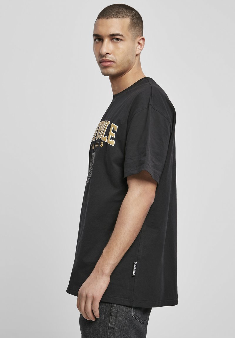 Herren T-Shirts basic | Southpole SOUTHPOLE COLLEGE SCRIPT T-Shirt print black/schwarz - XU27964 Herren T-Shirts basic | Southpole SOUTHPOLE COLLEGE SCRIPT T-Shirt print black/schwarz - XU27964
