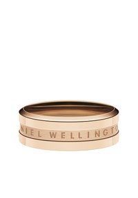 Zlatni stacking prsten s poliranim finišom, s matiranim pojasom ugraviranim s "DANIEL WELLINGTON" i glatkim, zaobljenim rubom.