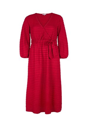Rode midi wikkeljurk met getextureerde horizontale strepen, driekwart mouwen, V-hals en een taillekoord.