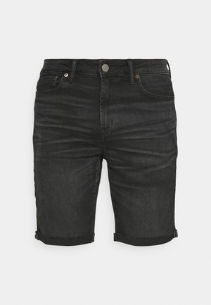 Zwarte denim shorts met opgerolde zomen, knoop aan de voorkant, riemlussen en vijf zakken stijl op een effen lichte achtergrond.