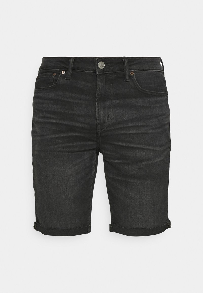 Short en denim noir avec ourlets roulés, bouton sur le devant, passants pour ceinture et style cinq poches sur un fond clair uni.