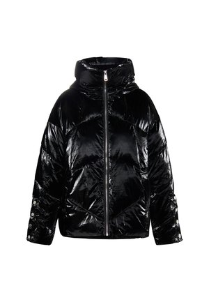 Chaqueta acolchada negra hecha de material brillante, con un alto cuello, cremallera frontal y detalles con botones en las mangas. Diseño acolchado en toda la prenda.